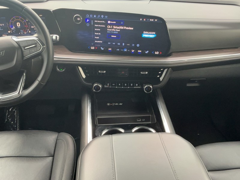 Chevrolet Suburban Vehicle Image 11