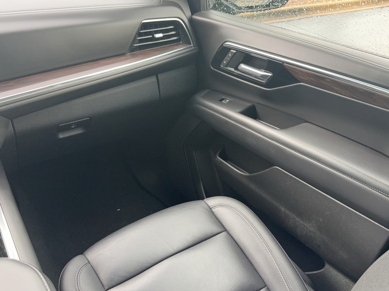 Chevrolet Suburban Vehicle Image 14