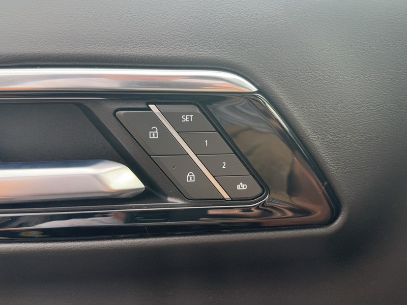 Chevrolet Suburban Vehicle Image 15