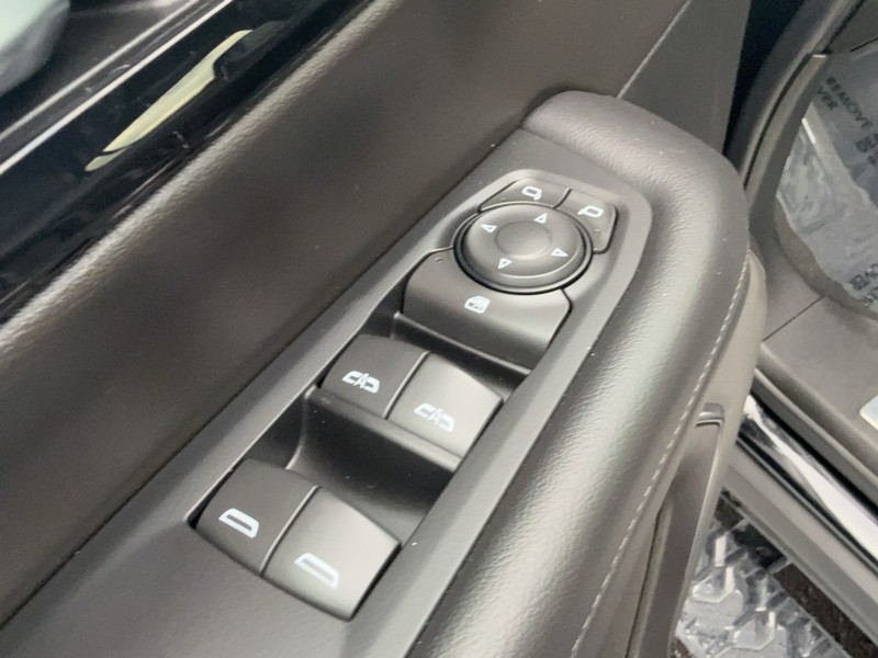 Chevrolet Suburban Vehicle Image 20