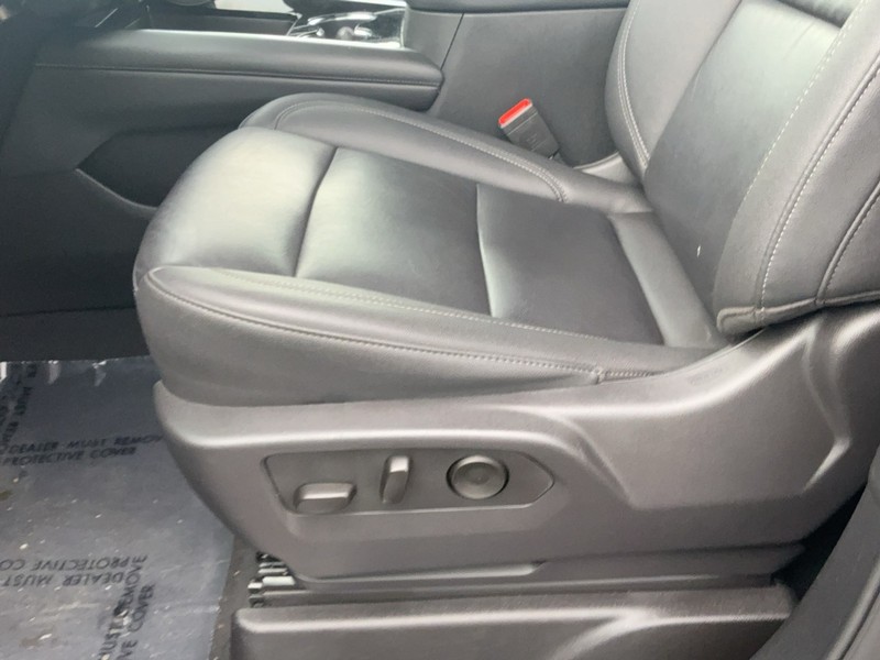 Chevrolet Suburban Vehicle Image 21