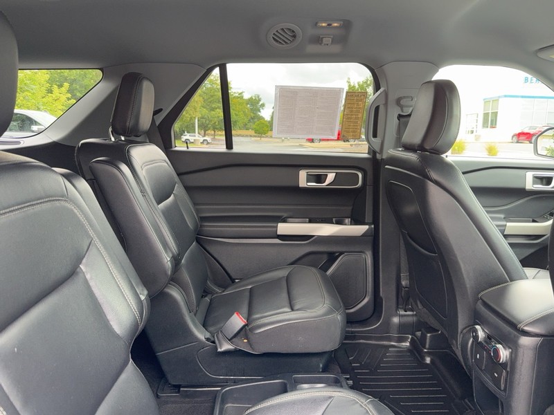 Ford Explorer Vehicle Image 11