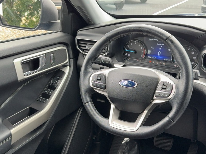 Ford Explorer Vehicle Image 15