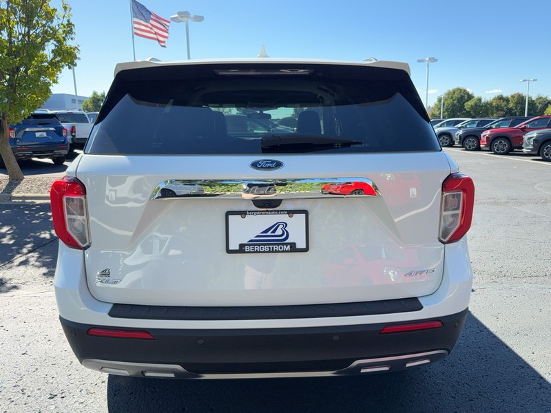 Ford Explorer Vehicle Image 04