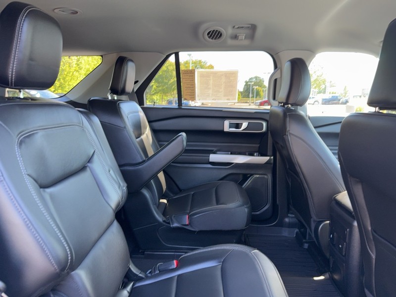 Ford Explorer Vehicle Image 11