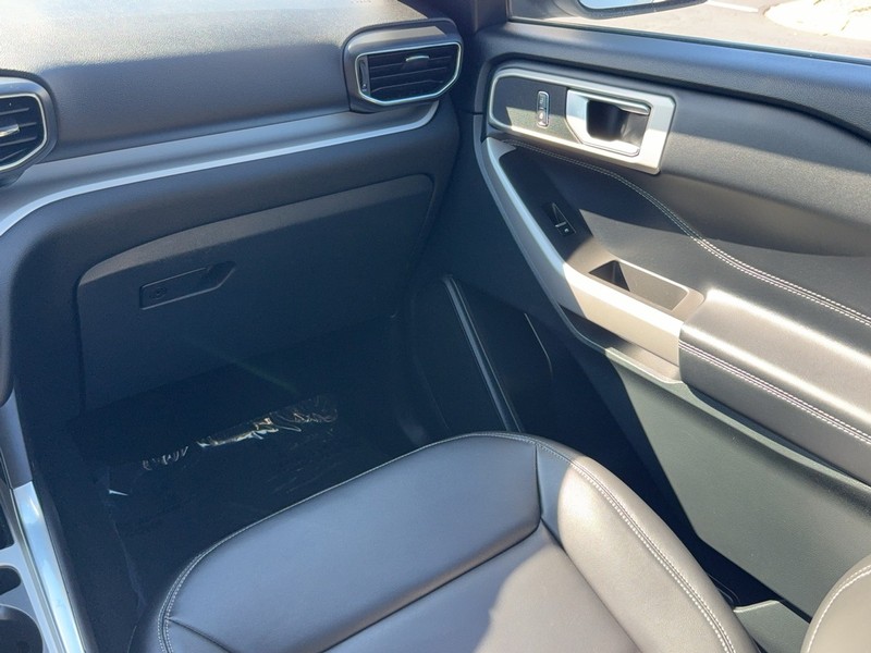 Ford Explorer Vehicle Image 16