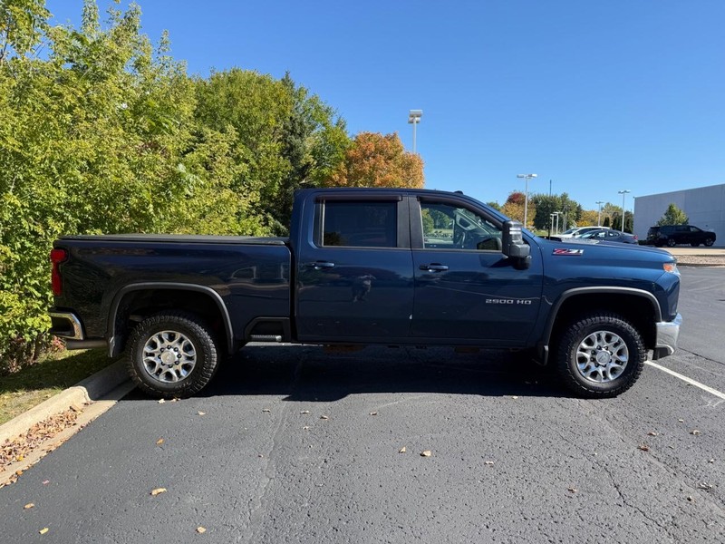 Chevrolet Silverado 2500HD Vehicle Image 02