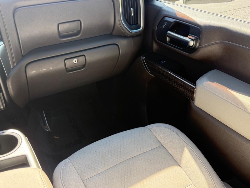 Chevrolet Silverado 2500HD Vehicle Image 15