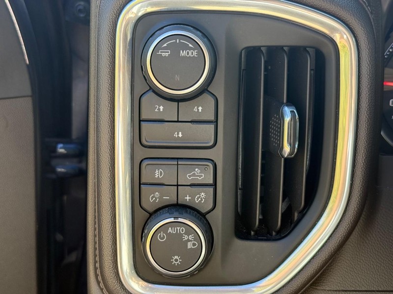 Chevrolet Silverado 2500HD Vehicle Image 16