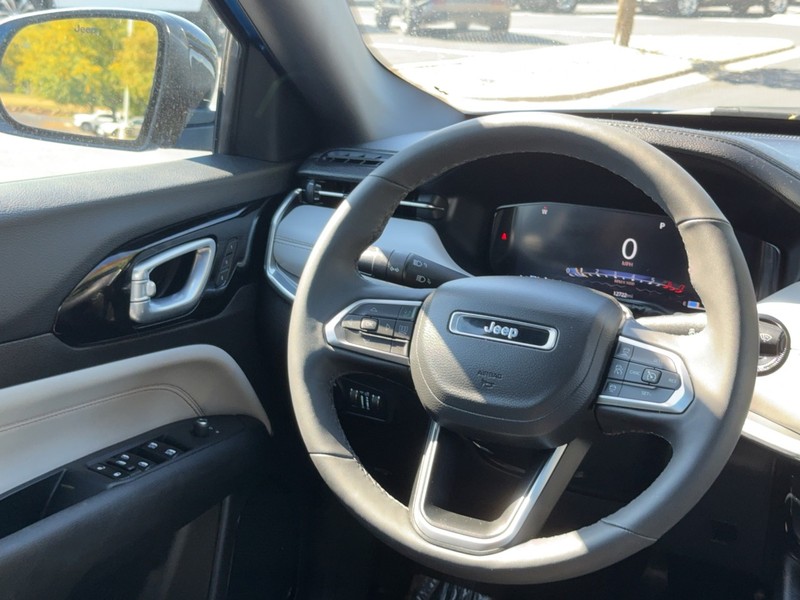 Jeep Compass Vehicle Image 14