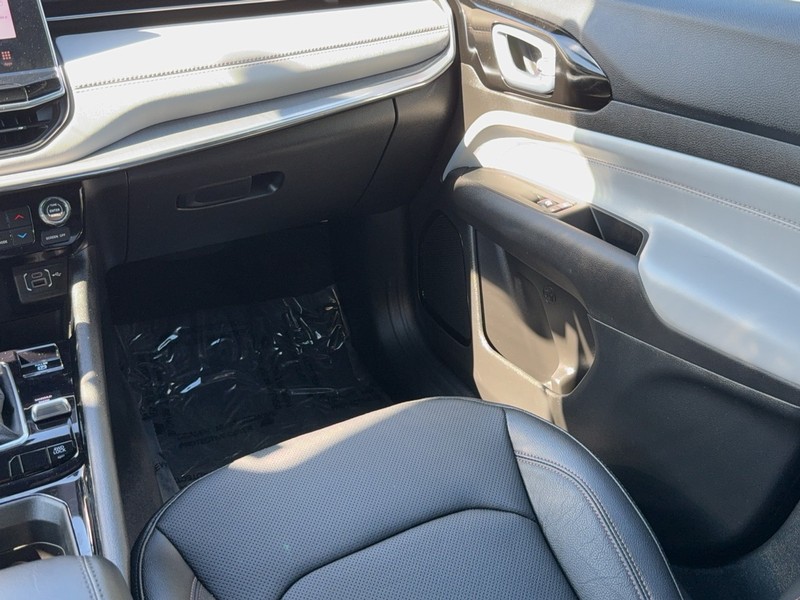 Jeep Compass Vehicle Image 15