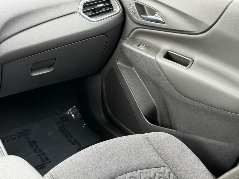 Chevrolet Equinox Vehicle Image 16
