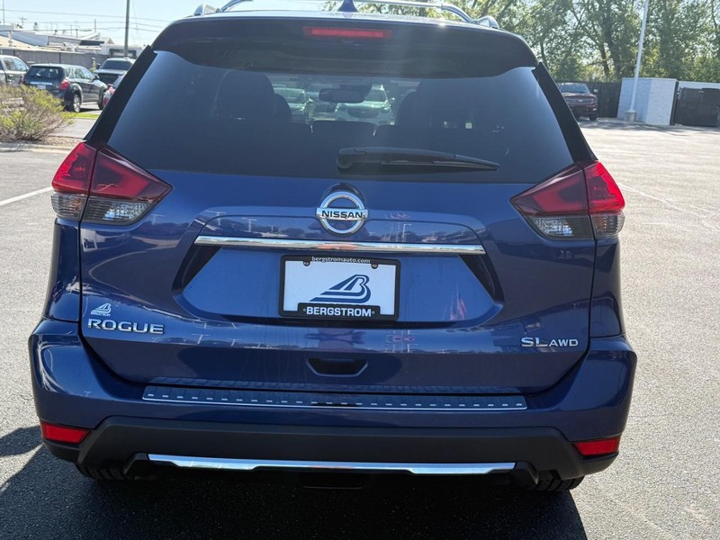 Nissan Rogue Vehicle Image 04