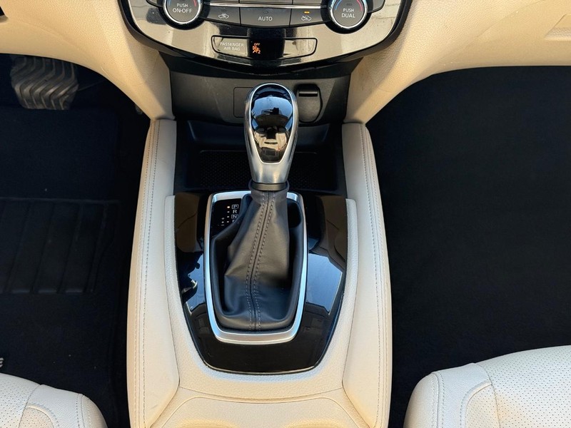 Nissan Rogue Vehicle Image 13