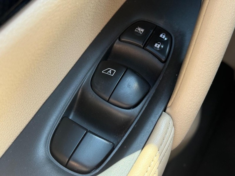 Nissan Rogue Vehicle Image 22