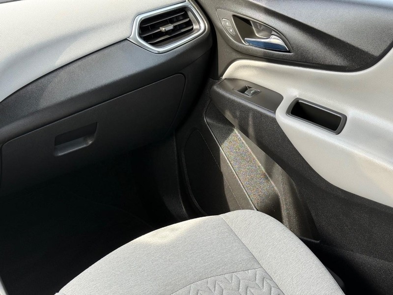 Chevrolet Equinox Vehicle Image 14
