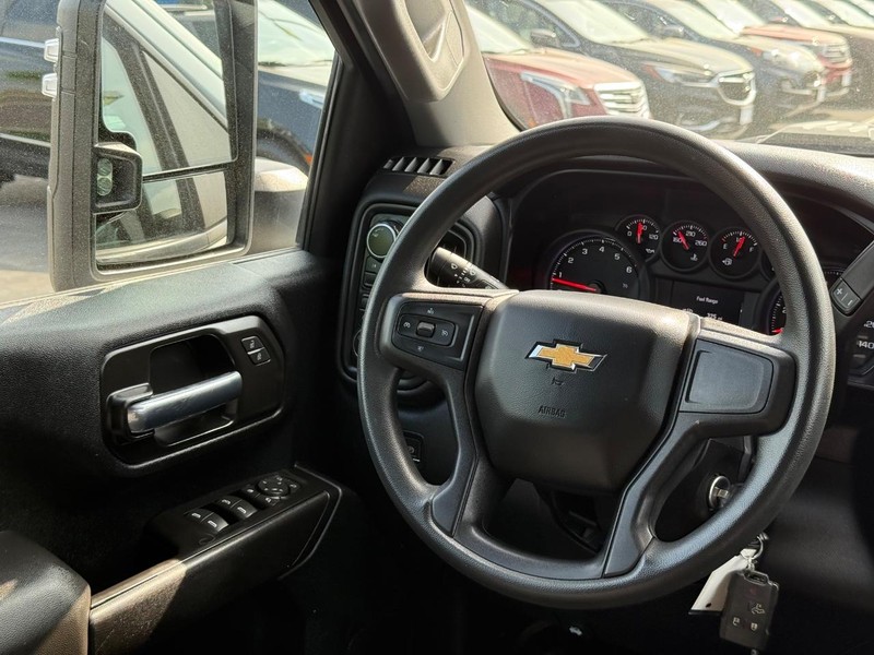 Chevrolet Silverado 2500HD Vehicle Image 13