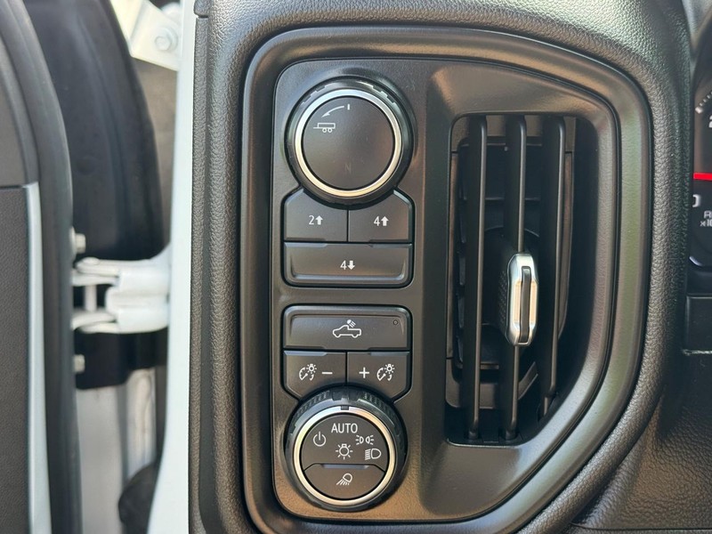 Chevrolet Silverado 2500HD Vehicle Image 18