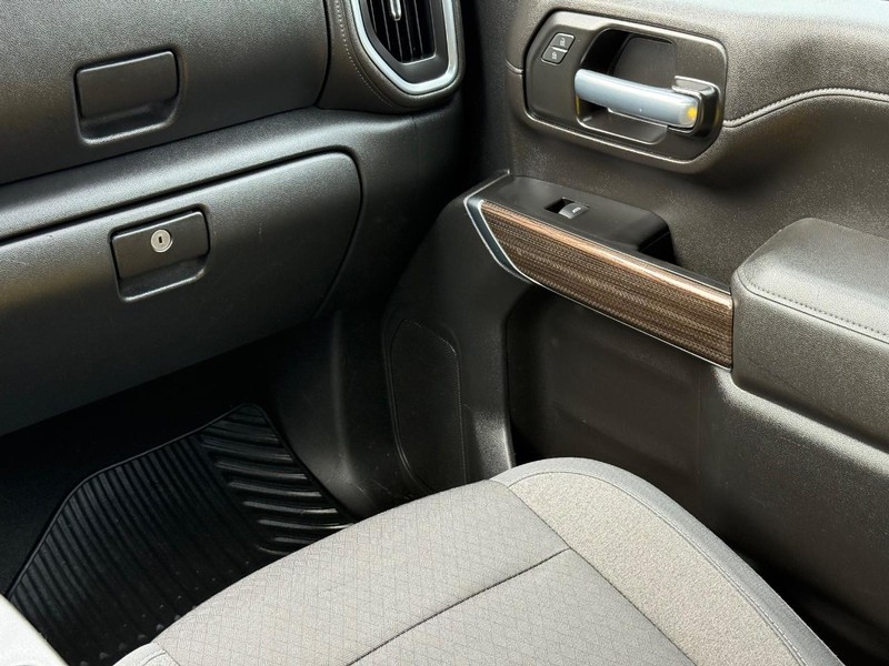 Chevrolet Silverado 2500HD Vehicle Image 14