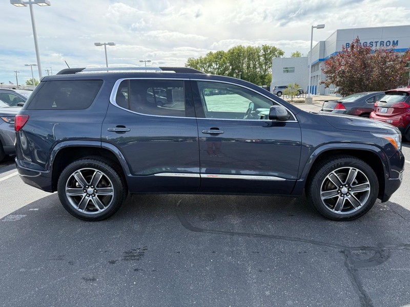 GMC Acadia Vehicle Image 02