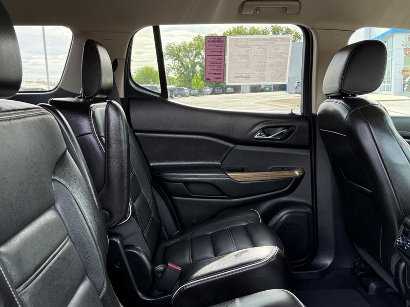 GMC Acadia Vehicle Image 09