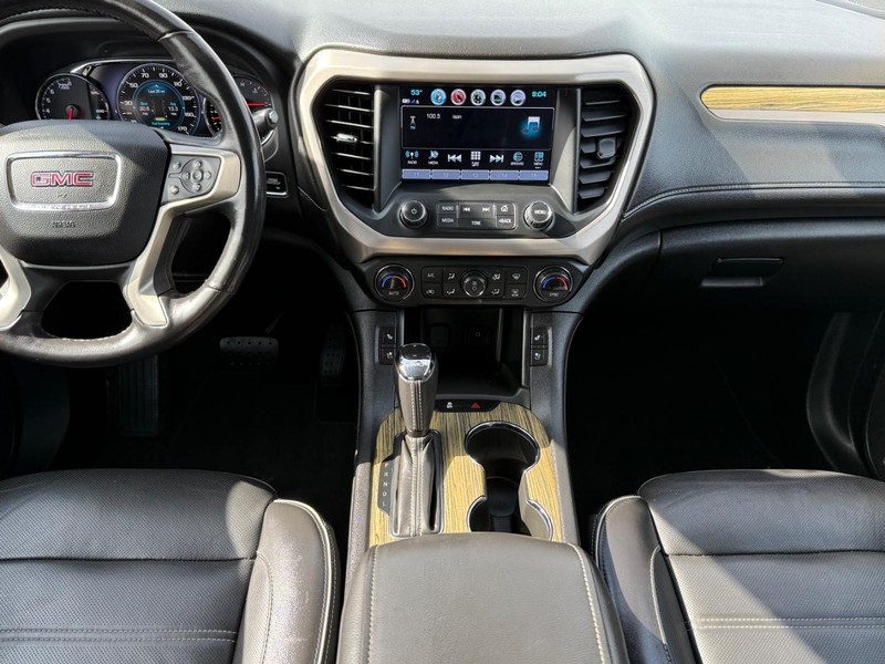 GMC Acadia Vehicle Image 11