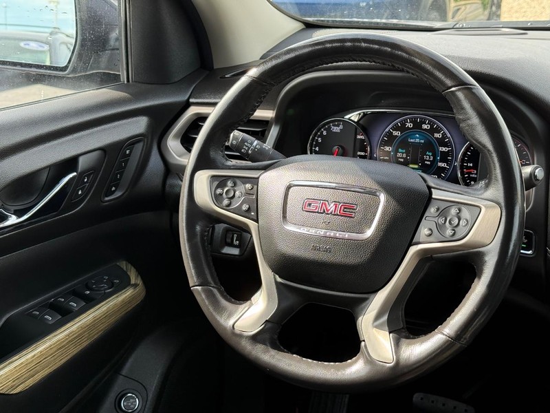 GMC Acadia Vehicle Image 13