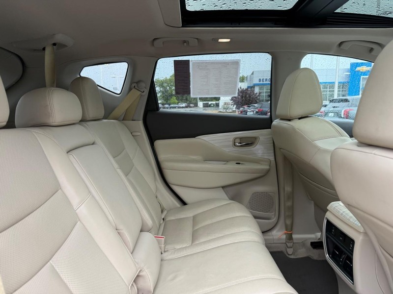 Nissan Murano Vehicle Image 09