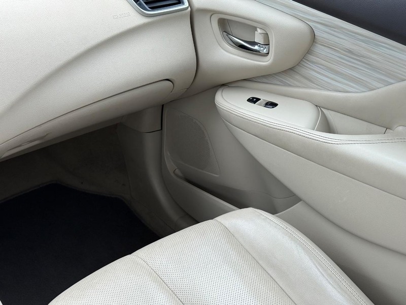 Nissan Murano Vehicle Image 14