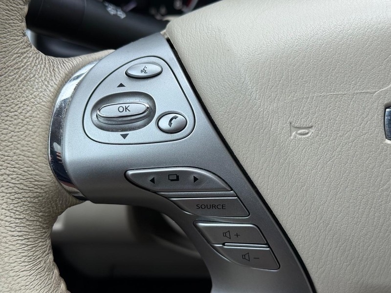 Nissan Murano Vehicle Image 16