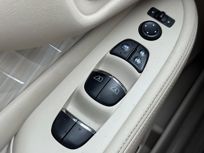 Nissan Murano Vehicle Image 22