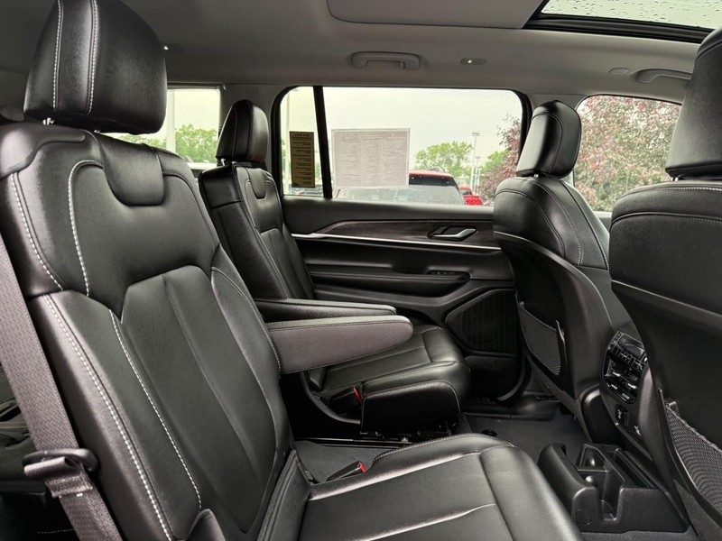 Jeep Grand Cherokee L Vehicle Image 10
