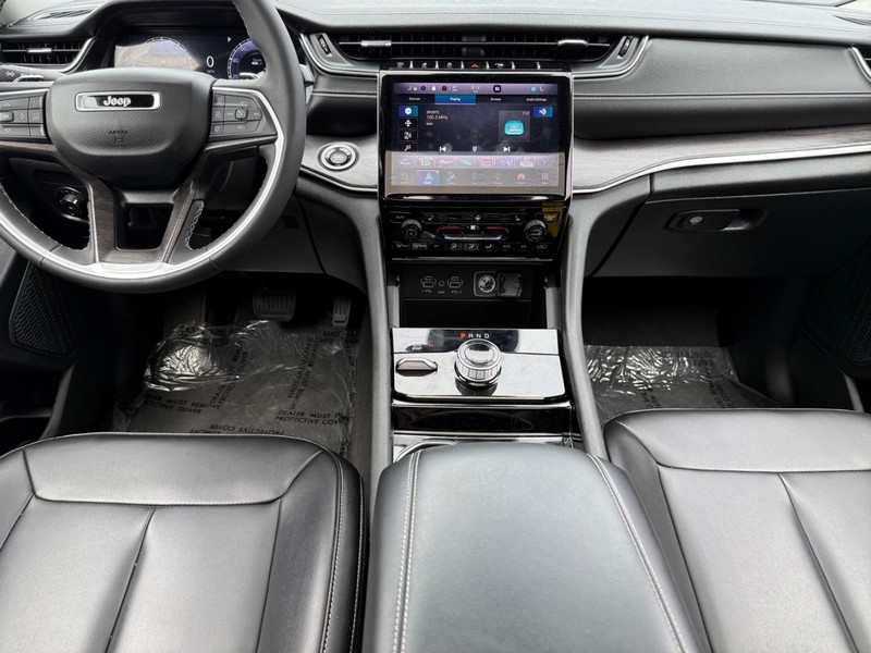 Jeep Grand Cherokee L Vehicle Image 11