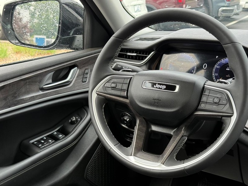 Jeep Grand Cherokee L Vehicle Image 14