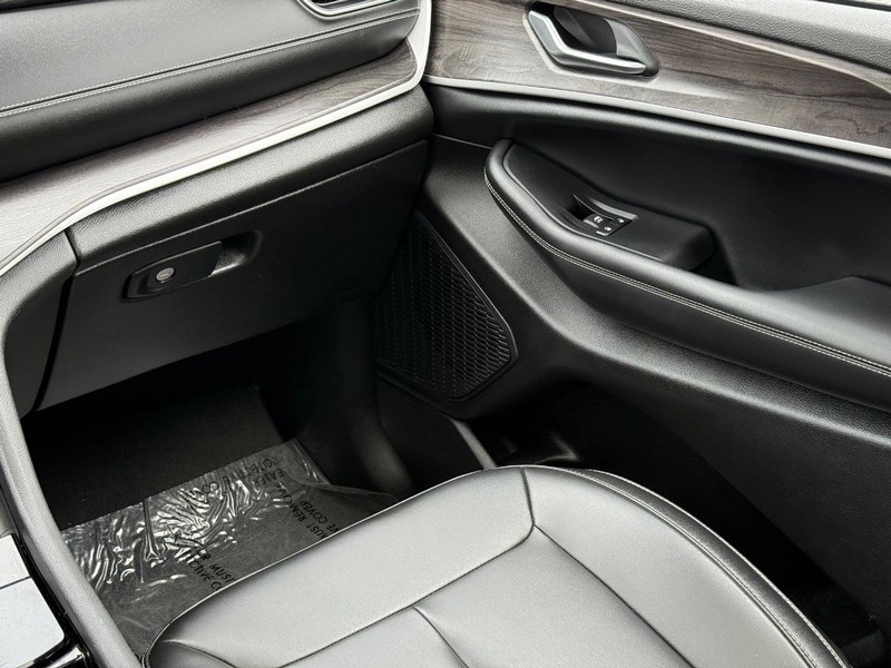 Jeep Grand Cherokee L Vehicle Image 15