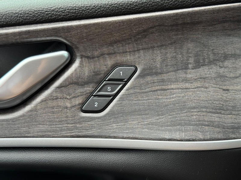 Jeep Grand Cherokee L Vehicle Image 16