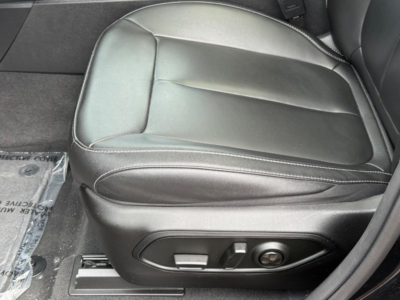 Jeep Grand Cherokee L Vehicle Image 24