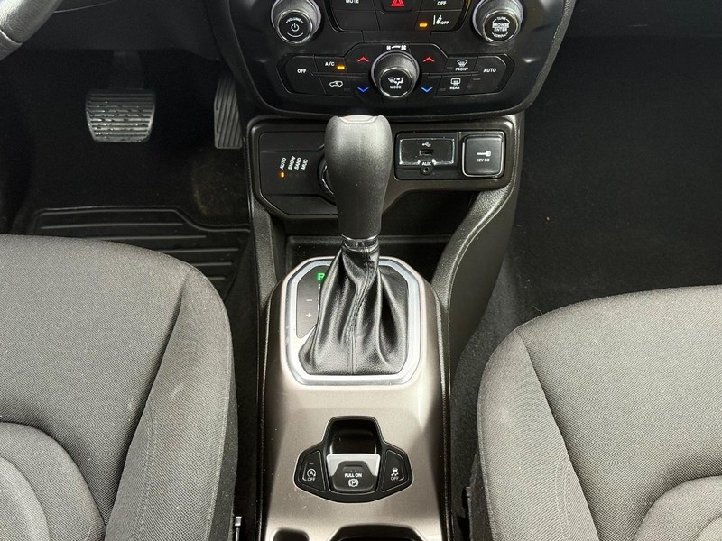 Jeep Renegade Vehicle Image 12