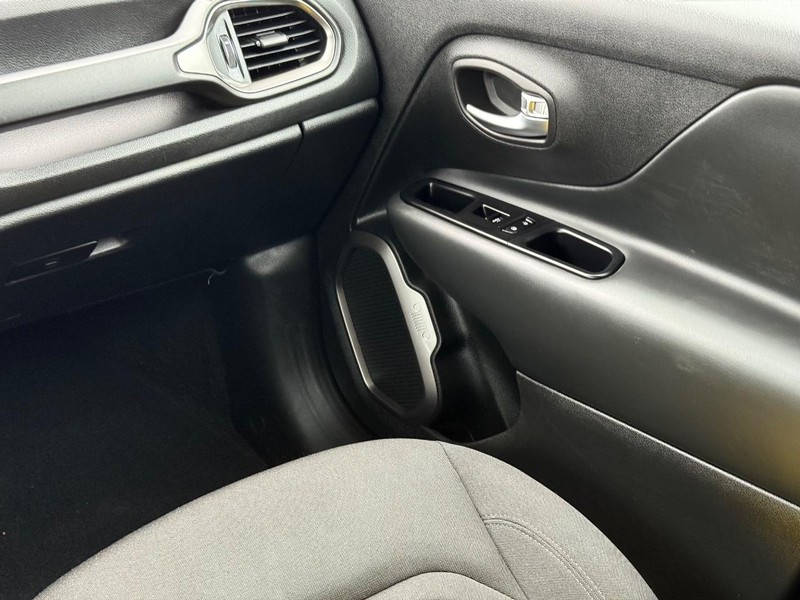 Jeep Renegade Vehicle Image 14