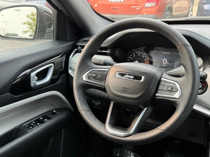 Jeep Compass Vehicle Image 14