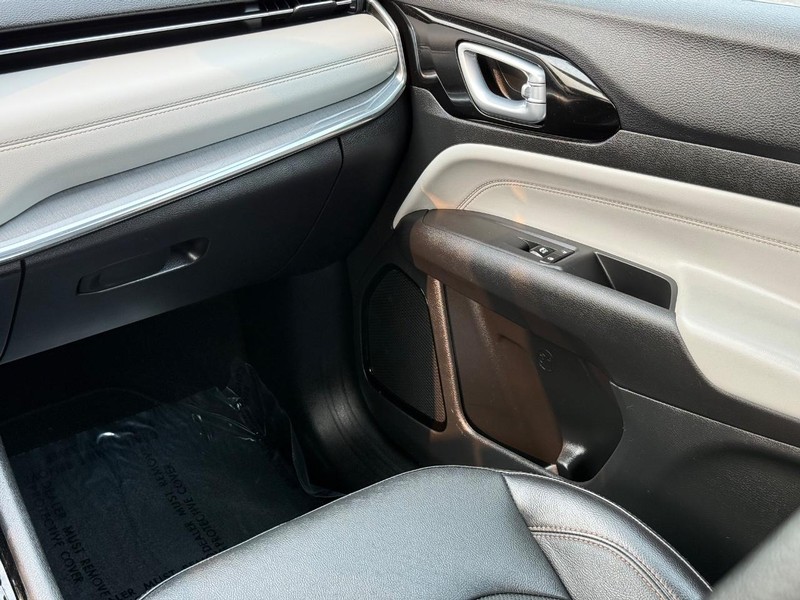 Jeep Compass Vehicle Image 15