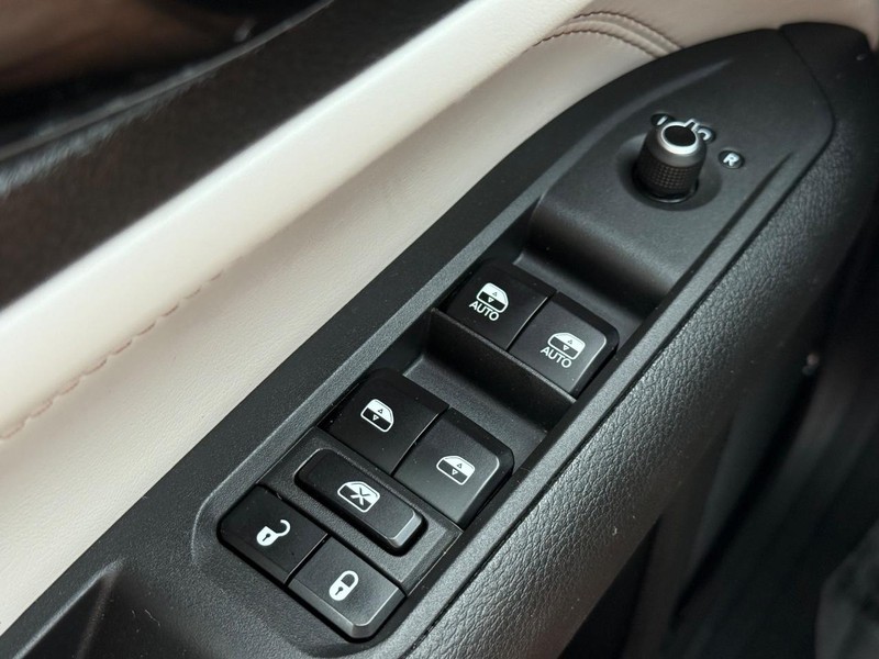 Jeep Compass Vehicle Image 21