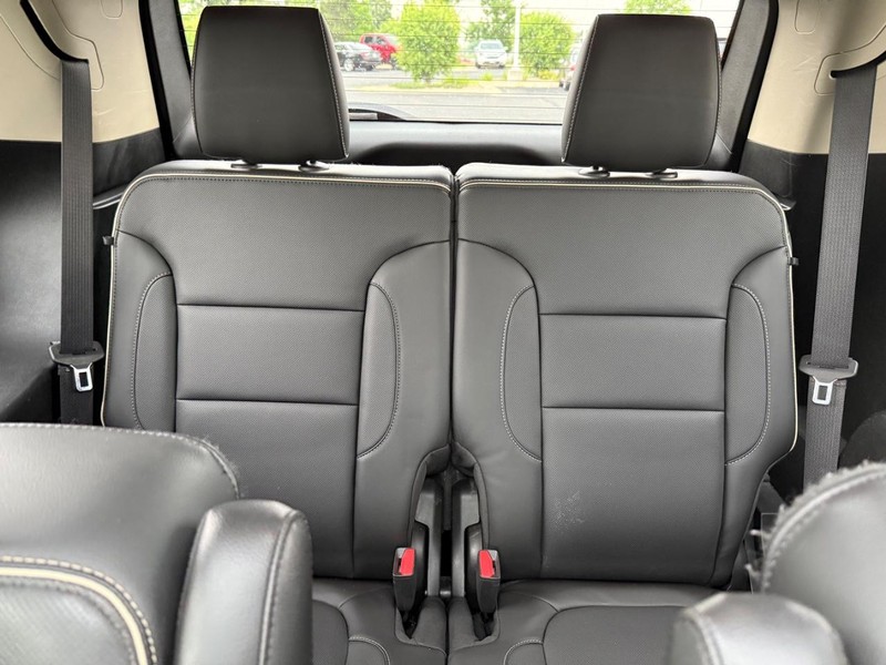 GMC Acadia Vehicle Image 10