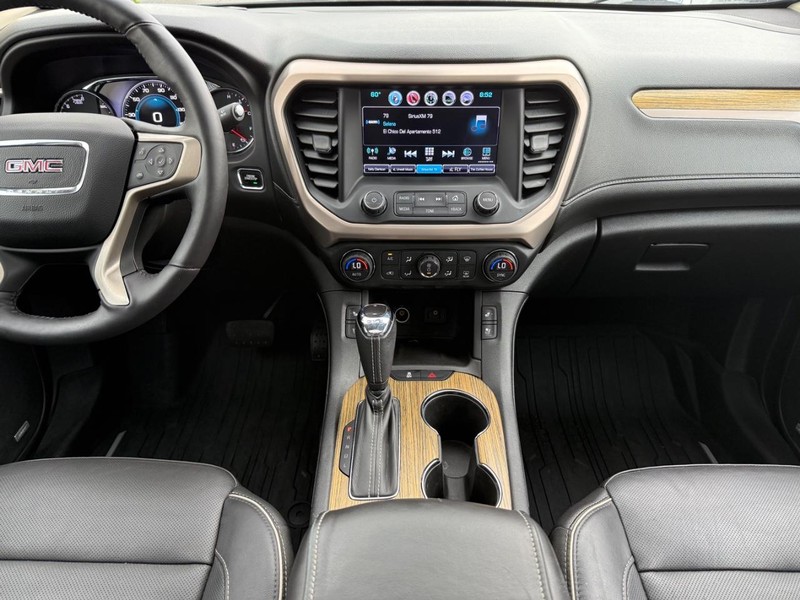 GMC Acadia Vehicle Image 11