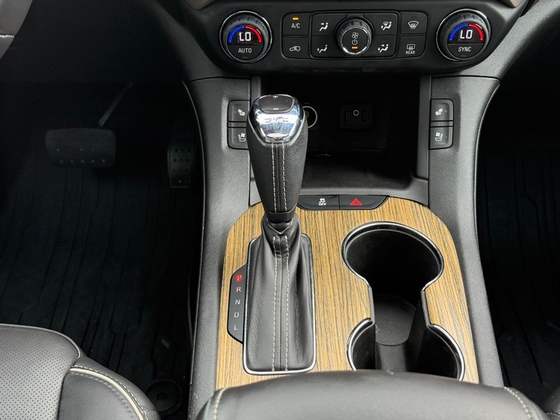 GMC Acadia Vehicle Image 13