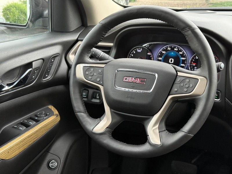 GMC Acadia Vehicle Image 14