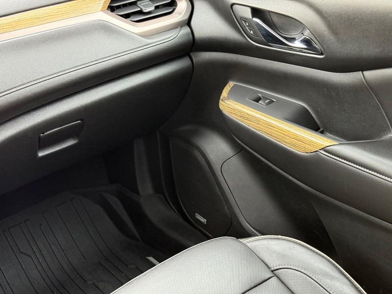 GMC Acadia Vehicle Image 15