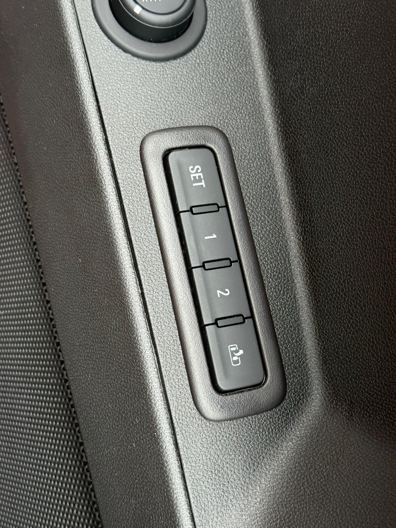 Chevrolet Equinox Vehicle Image 16