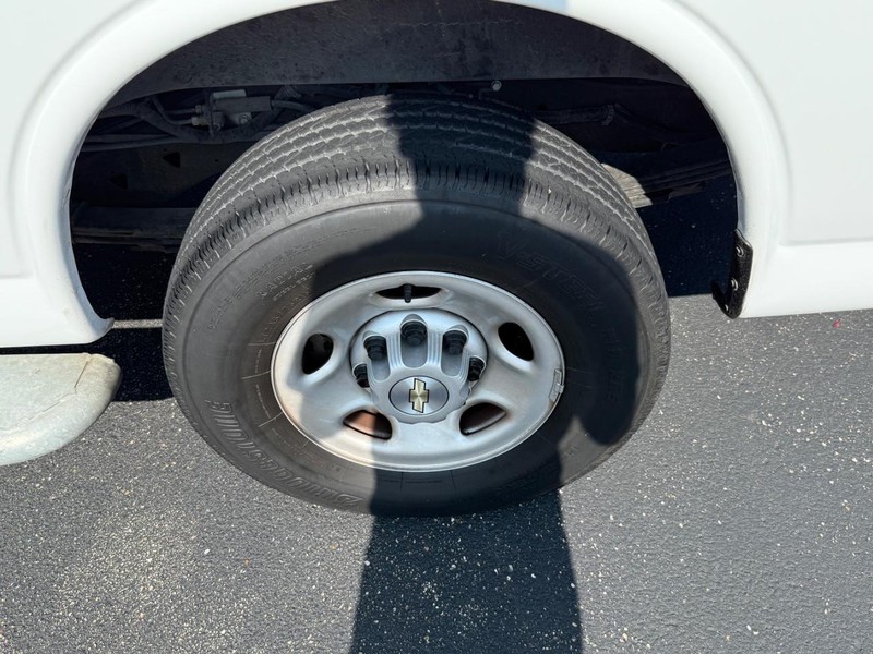 Chevrolet Express Cargo Van Vehicle Image 06