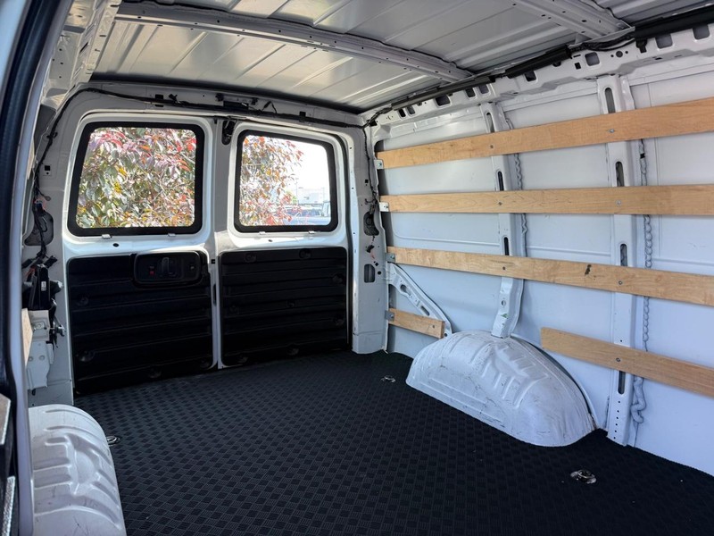 Chevrolet Express Cargo Van Vehicle Image 09